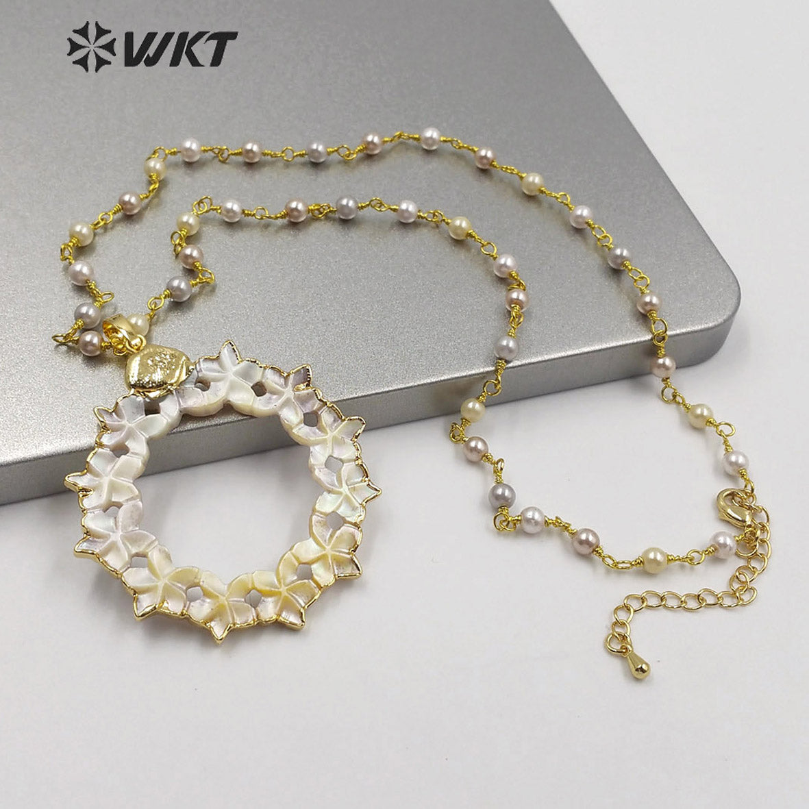 WT-JN118 Hand Carved Flower Shape Shell Pendant With Pearl Beads Necklace Women Fashion Charm Jewelry Natural Shell Necklace