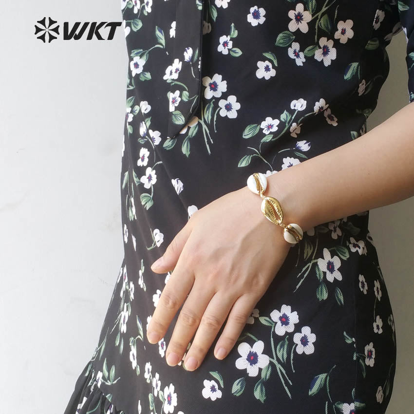 WT-B431 Gold Trim Cowrie Shells Bracelet With One Full Metallic Shell in Boho Style Women Usual Gold Shell Jewelry Bracelet