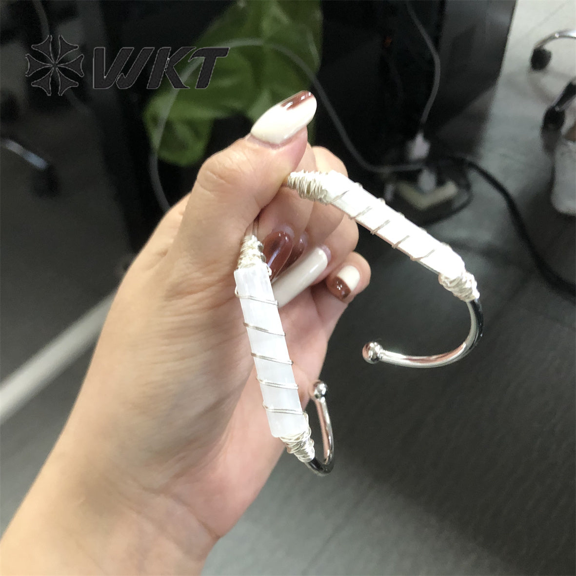 WT-B567 Wholesale Fashion Women Gold Electroplated Wire Wrapped White Selenite Open Bangle Adjustable Gold Natural Stone Bangle