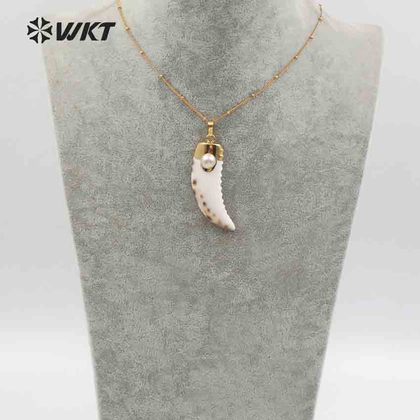 WT-JN056 Hot Sale Custom Design Long Horn Shape Natural Shell Made Horn Pendant Necklace Pearl Charm Pave Shell Horn Necklace