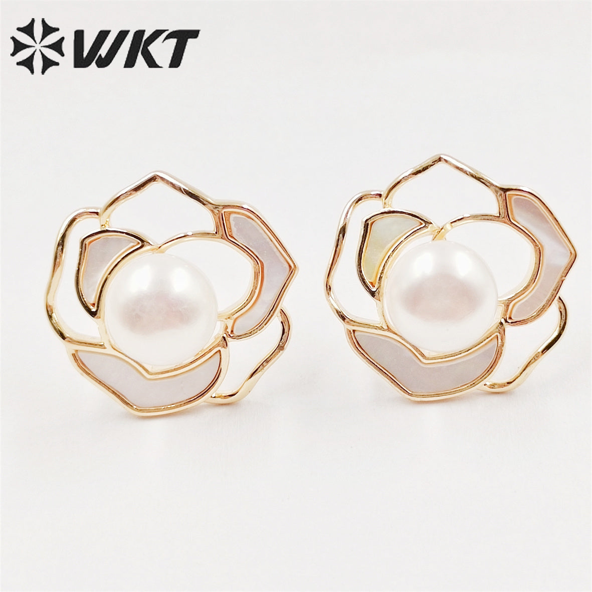 WT-MPE086 Newest Charming Fashion Rose Flower Shell Studs Gorgeous Lady Freshwater Pearl Flower Studs in Gold Electroplated