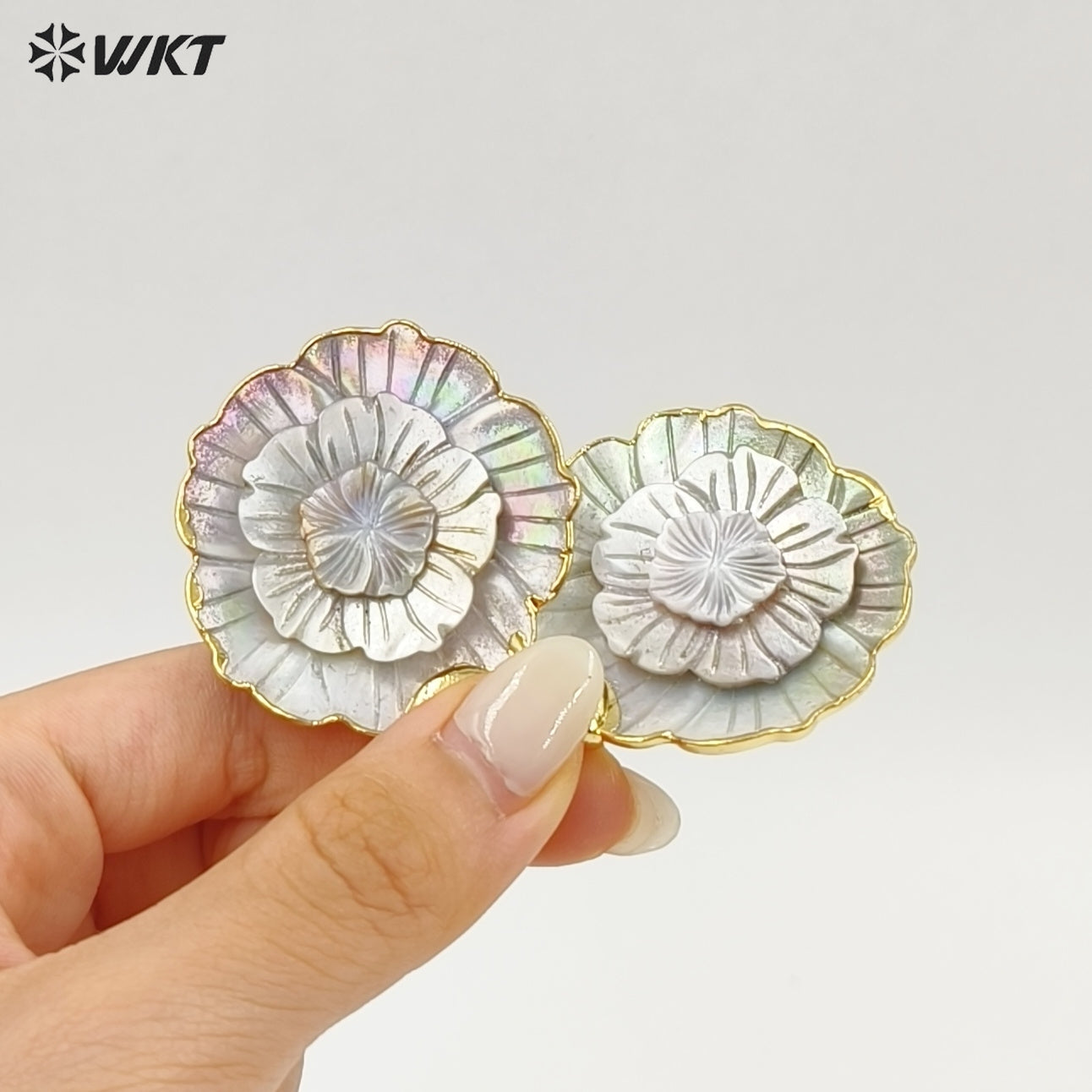 WT-JP442 Good Quality Natural Shell Flower Shape Three Layers Leaves 18K Gold Plated Pendant As Women Necklace DIY Accessories