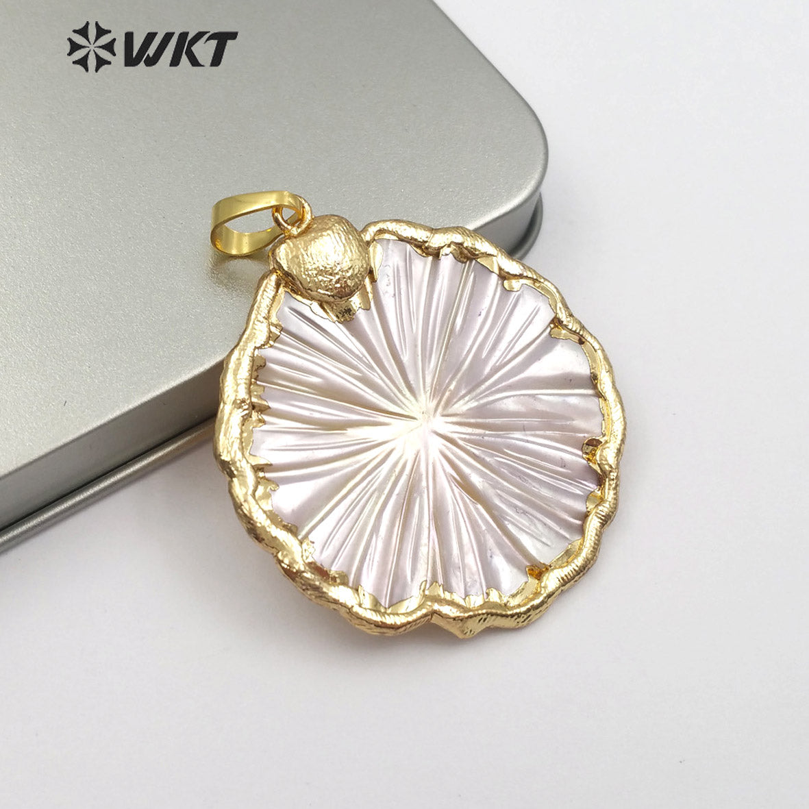 WT-JP097 Jewelry Boho Gift White Shell Jewelry Carved Sea Shell With Gold Bezel Floral Shape Pendant for Shell Pendant