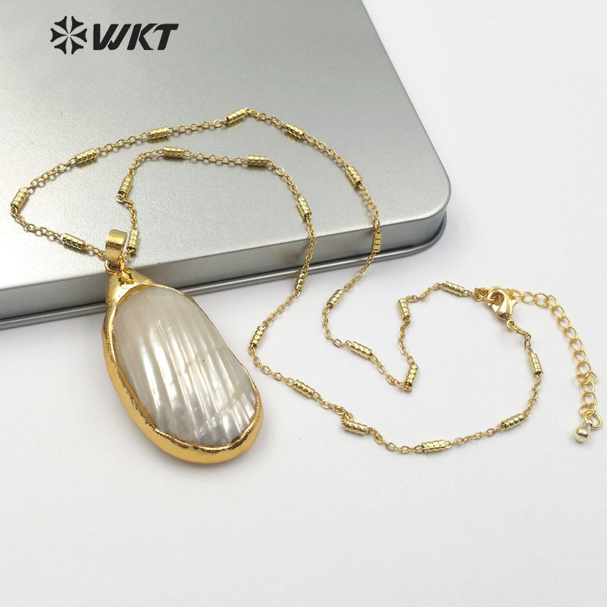 WT-JN083 Gold Bezel Pendant for Women Shell Pendant Beach Jewelry Irregular Oval Natural Sea Shell White Shell Necklace