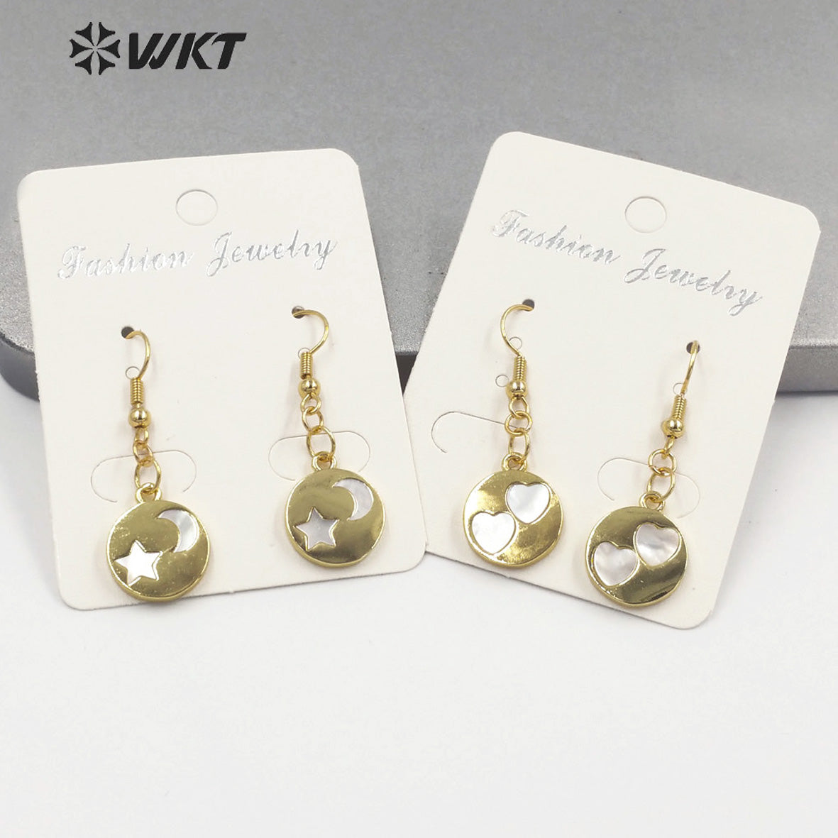 WT-MPE082 Wholesale Fashion Gold Bezel Shell Made Round Earrings Unique Star Moon Pendant Earrings Lovely White Shell Earrings