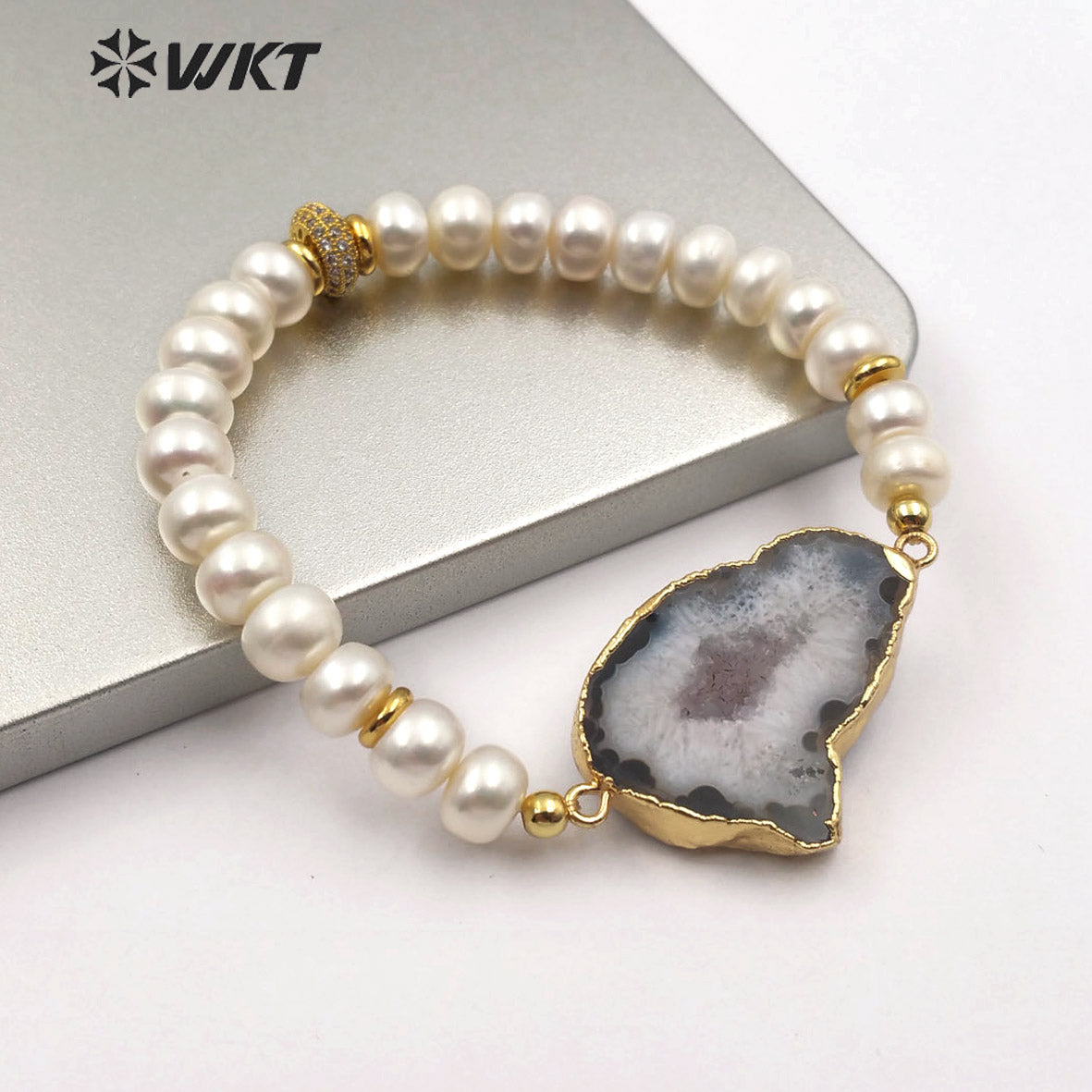 WT-B492 Wholesale Natural Gemstone Slices and Pearl Gold Electroplated Bracelet Women Fashion Charm Bracelet Jewelry