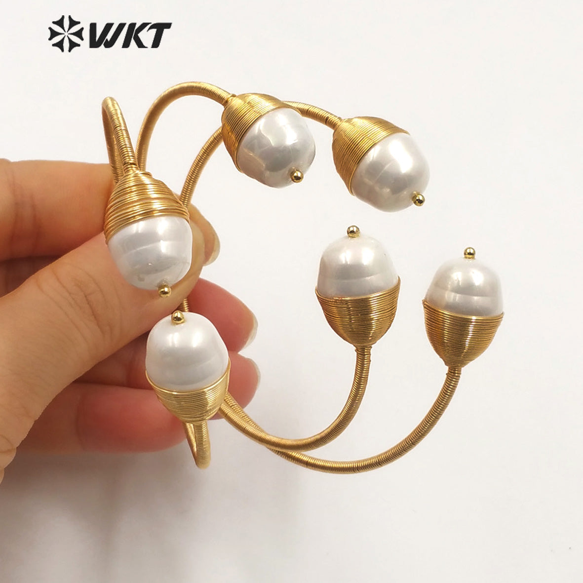 WT-B509 New Design Handmade Wire Wrapped Shell Bangle Gold Baroque Shape Adjustable Size Shell Pearl Bangle