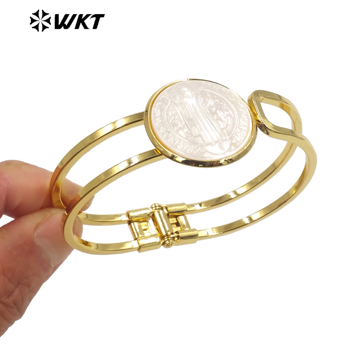 WT-MPB092 Religious Fashion Gold St Benedict Medal 18k Real Gold Resist Tarnishable Cross Natural Shell Cuff Bangle