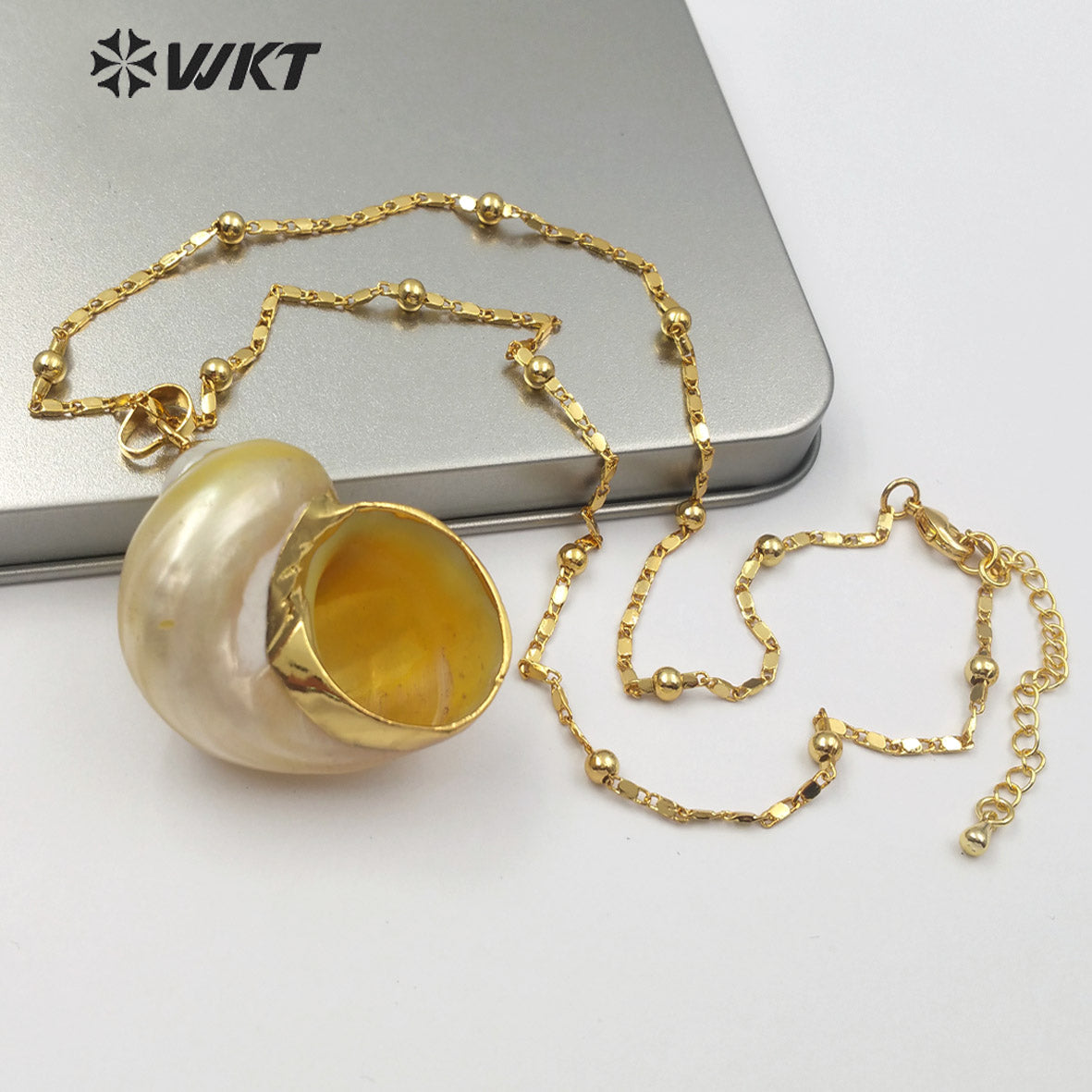 WT-JN075 Women Sea Shell Jewelry Natural Conch Shell Pendant With Gold Electroplated Random Size Trumpet Shell Necklace