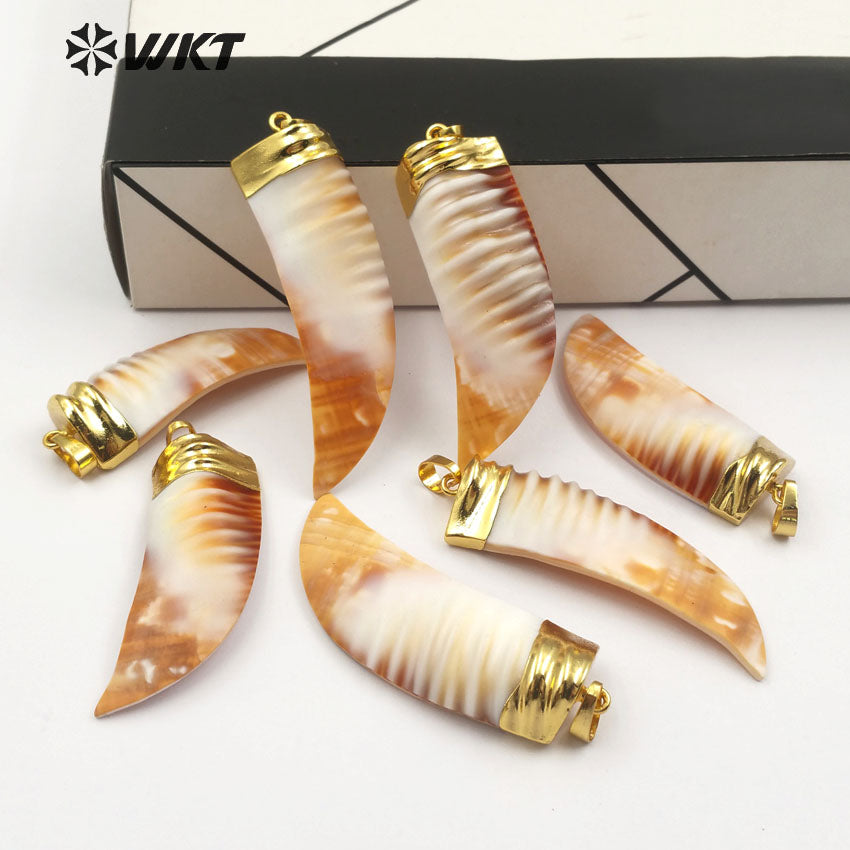 WT-JP065 Random Size Fat Horn Gold Capped Beautiful Lines Bohemia Style Jewelry in Knife Shape Natural Sea Shell Horn Pendant