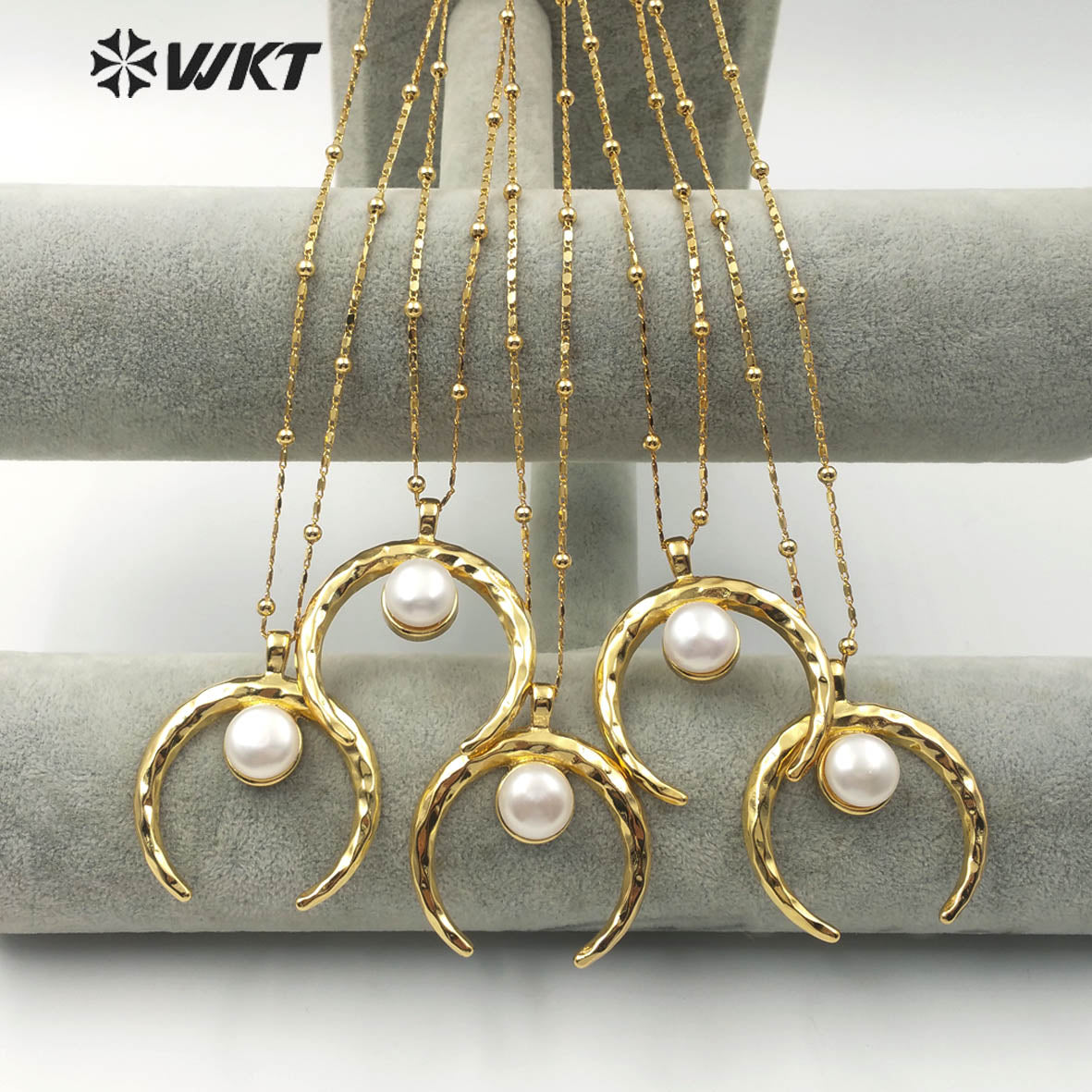 WT-JN079 Bohemian Style Sparkling Brass Crescent 18K Gold Plated With Middle Pearl Decoration Pearl Crescent Horn Necklace