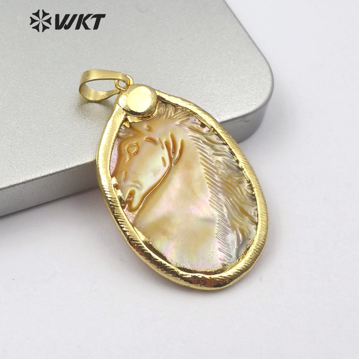 WT-JP163 New Design Carved Horse Shell Pendant Natural Seashell Charm Pendant Stylish Women Jewelry Pendant