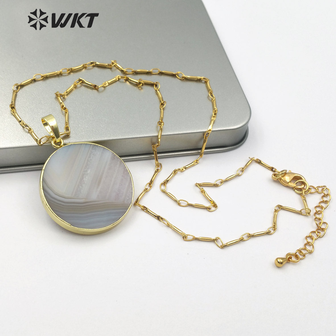 WT-N1150 New Arrival Fashion for Lady Jewelry Round Shape Natural Stone Pendant Natural Color Grey Strip Agate Necklace