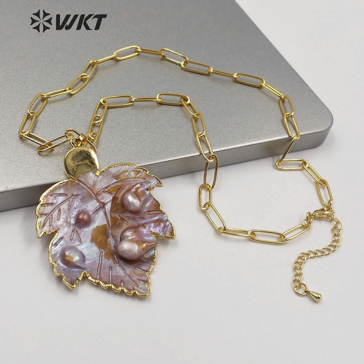 WT-JN119 Natural Mother of Pearl Carved Leaf Pendant Necklace Women Elegant Charm Jewelry Mother of Pearl Necklace