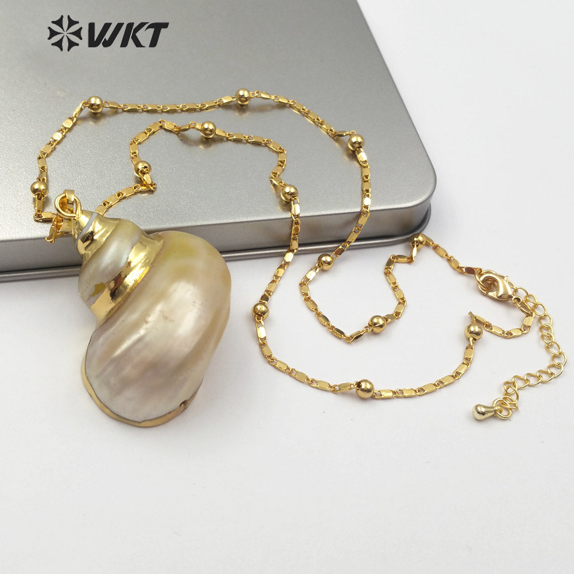 WT-JN075 Women Sea Shell Jewelry Natural Conch Shell Pendant With Gold Electroplated Random Size Trumpet Shell Necklace