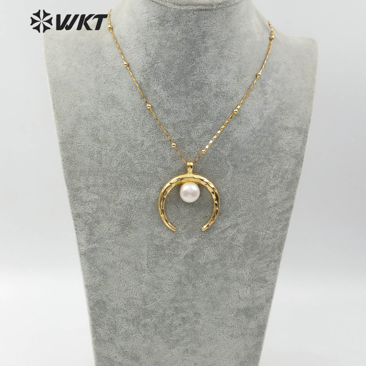 WT-JN079 Bohemian Style Sparkling Brass Crescent 18K Gold Plated With Middle Pearl Decoration Pearl Crescent Horn Necklace
