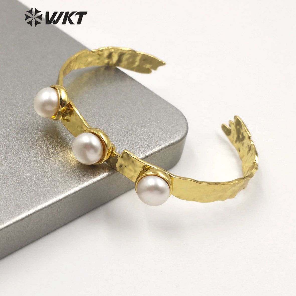 WT-MPB004 Amazing Unique Triple Pearl in Middle Women Gold Electroplated White Pearl Bangle Women Pearl Gift Bangle