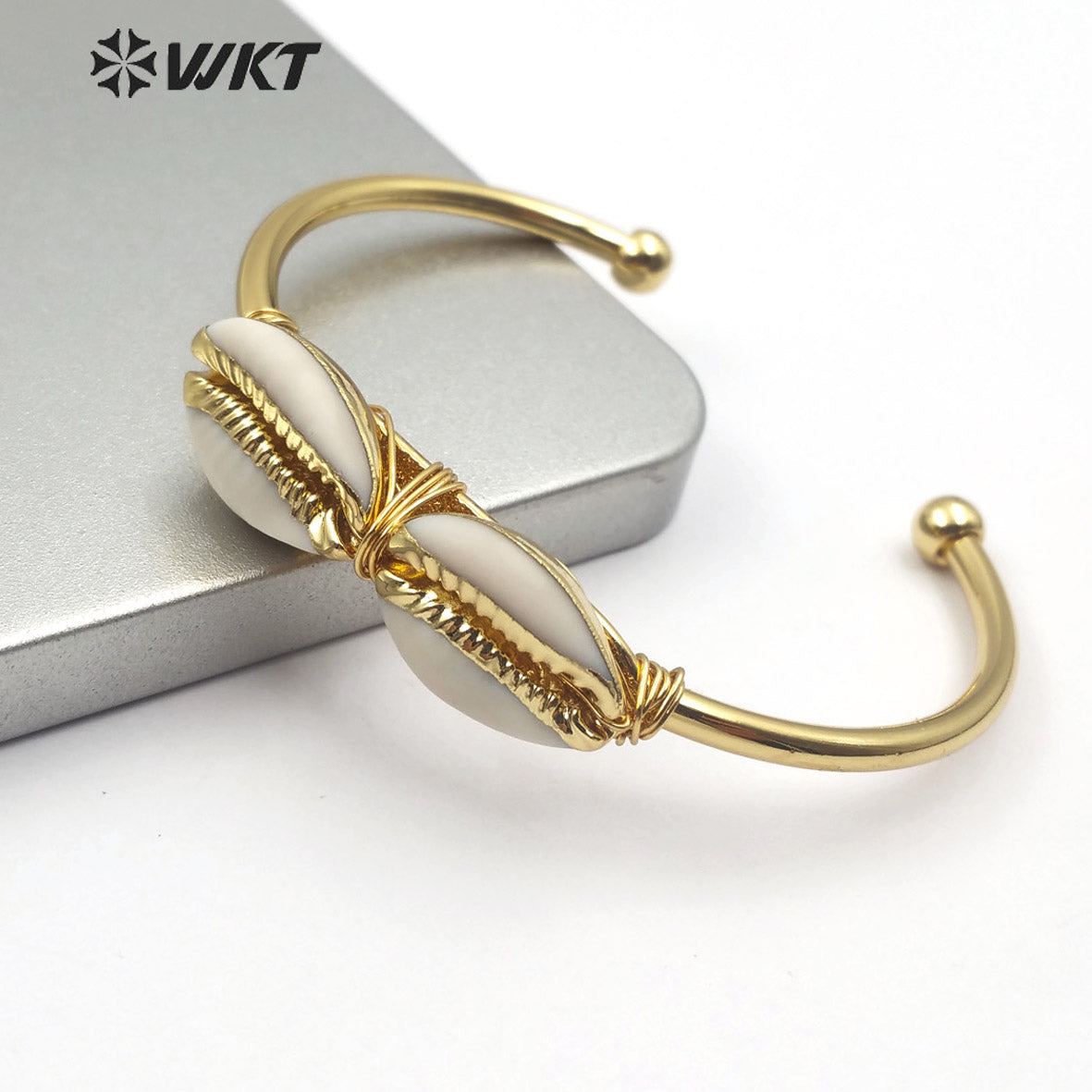 WT-B487 Wholesale Natural Cowrie Bangle Gold Plated Trim Fashion Jewelry Two Styles Can Choose Charm Bangle