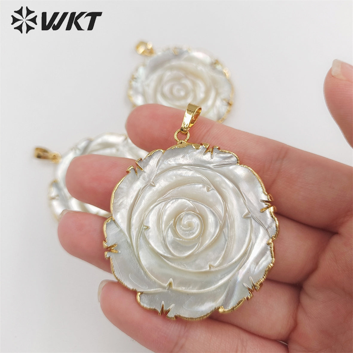 WT-JP309 Wholesale Fashion Gold Plated on Trim Natural Hand Carved Rose Flower Shell Pendant Lovely Welding Pendant