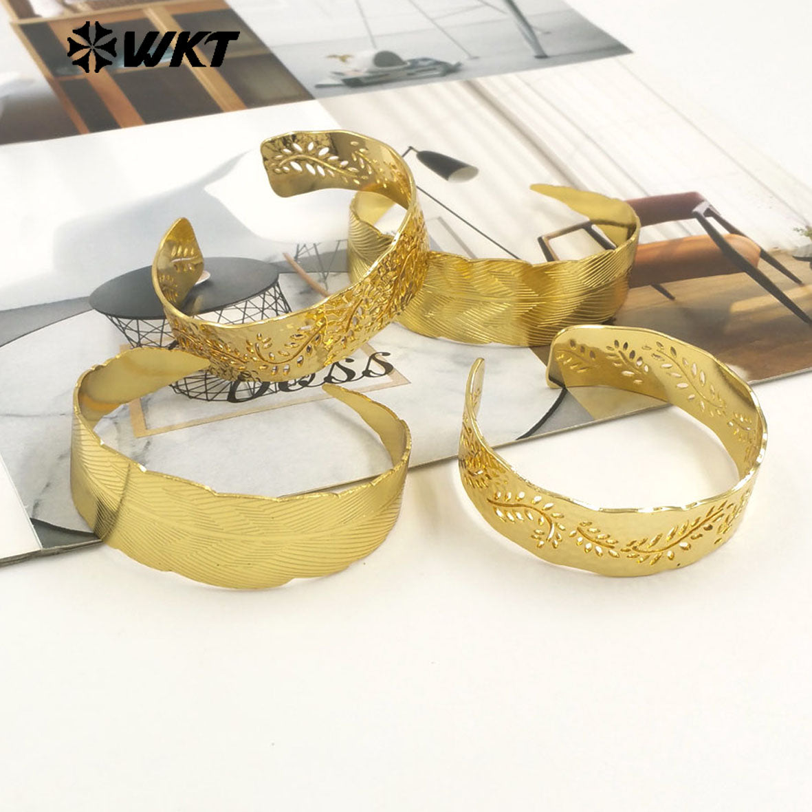WT-B684 Wholesale Hot Sale Charming 18K Gold Plated Beautiful Leaf Carved Special Grain Design Women's Bracelet As Birthday Gift