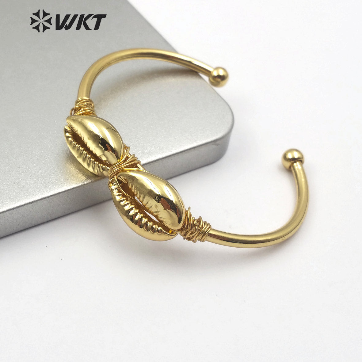WT-B487 Wholesale Natural Cowrie Bangle Gold Plated Trim Fashion Jewelry Two Styles Can Choose Charm Bangle
