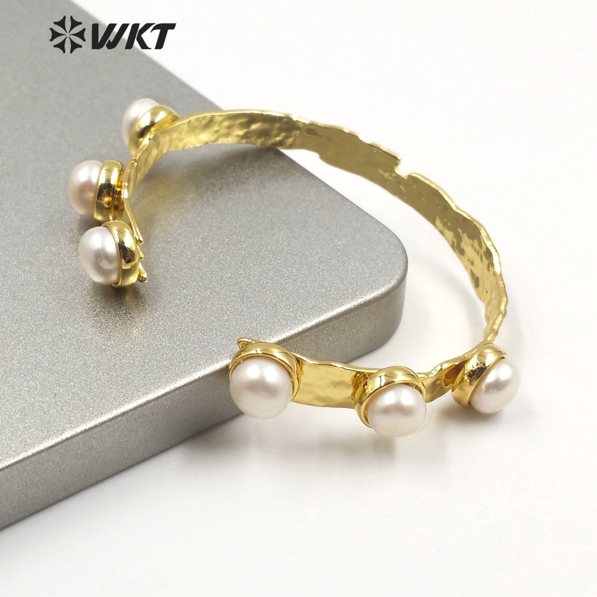 WT-MPB003 New Italy Designer Crown Shape Irregular Metal Pearl Bangle Women Fashion Tiny Gold Pearl Cuff Bangle As Gift