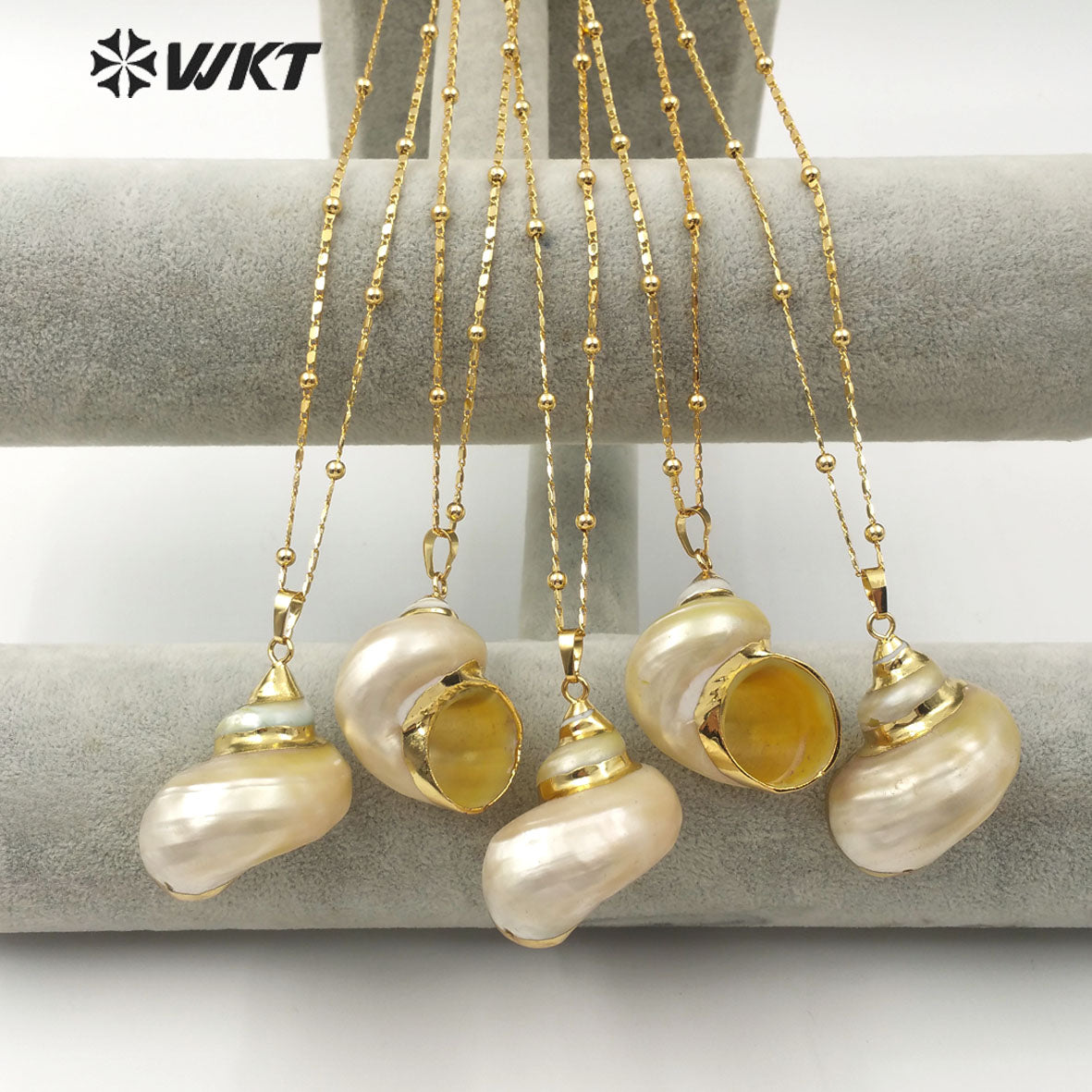WT-JN075 Women Sea Shell Jewelry Natural Conch Shell Pendant With Gold Electroplated Random Size Trumpet Shell Necklace