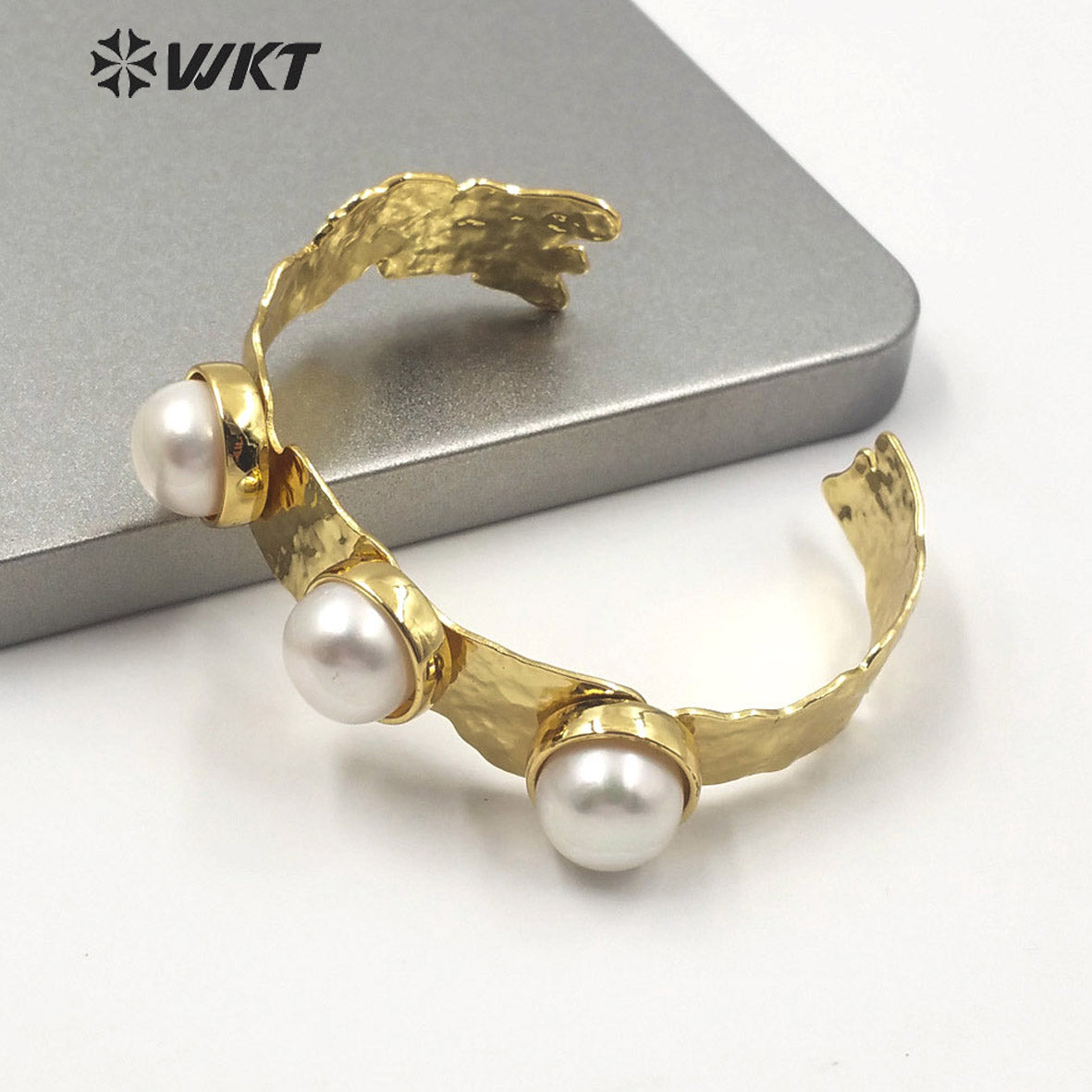 MPB018 Wholesale Triple Pearls Irregular Gold Elelctroplated Cuff Bangle in Adjustable Size Fashion Women Pearl Bangle
