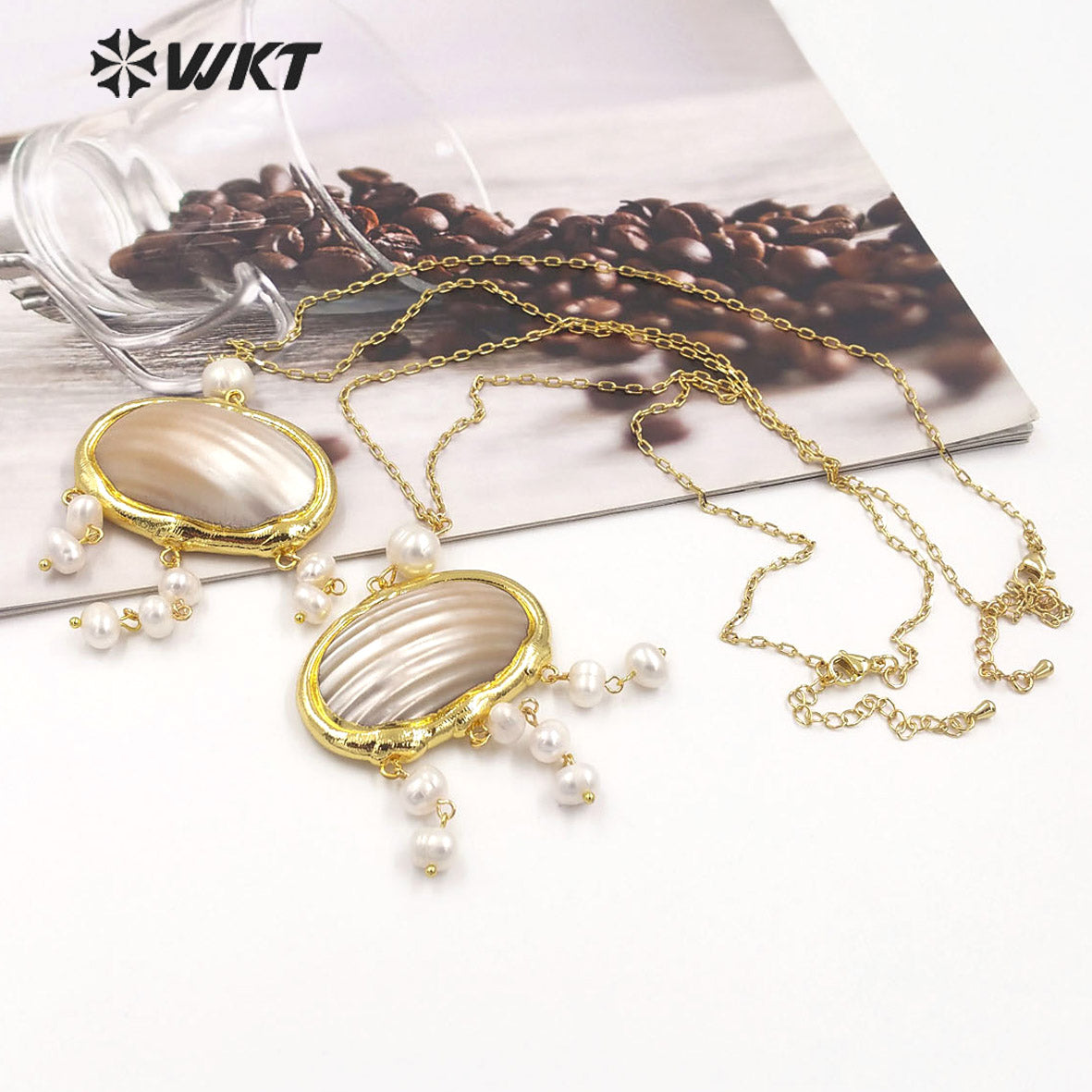 WT-JN262 Wholesale Fashion 18K Gold Plated High Quality Natural Freshwater Pearl and Mabe Shell Dangle Statement Necklace