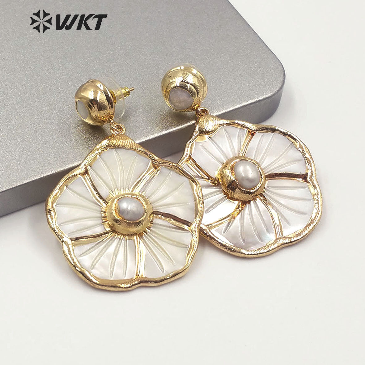 WT-E591 Wholesale Stylish White Flower Dangle Earring With Natural Pearl Charm Elegant Women Natural White Shell Earring
