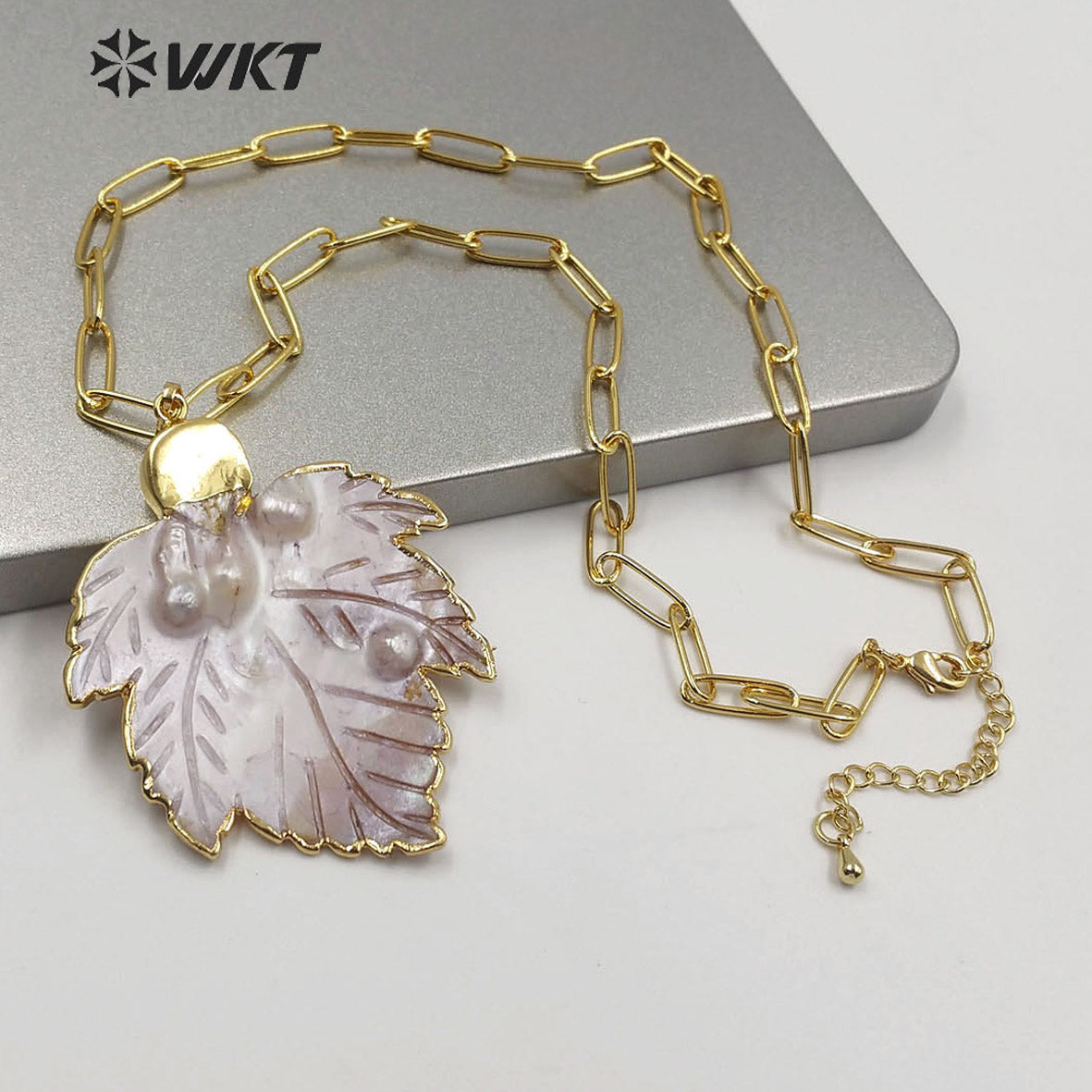 WT-JN119 Natural Mother of Pearl Carved Leaf Pendant Necklace Women Elegant Charm Jewelry Mother of Pearl Necklace