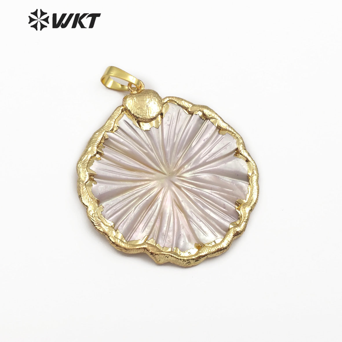 WT-JP097 Jewelry Boho Gift White Shell Jewelry Carved Sea Shell With Gold Bezel Floral Shape Pendant for Shell Pendant