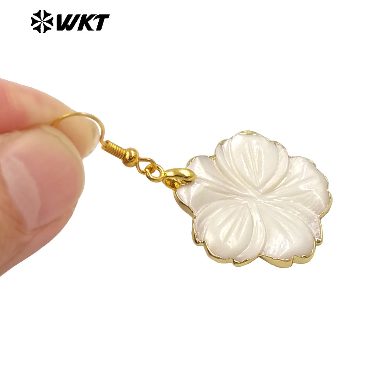 WT-MPE137 Wholesale Fashion Gold Trim Natural White Shell Carved Flower Earrings Lady Popular Vintage Hoop