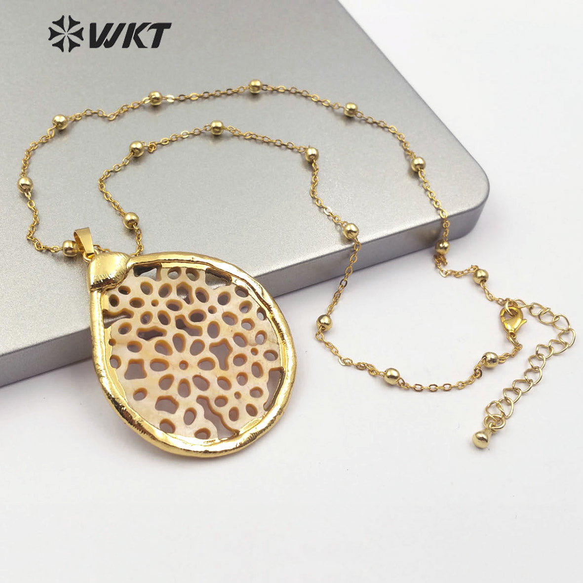 WT-JN107 New Design Natural Shell Hollow Flower Pattern Pendant Necklace Hot Sale Women Fashion Charm Jewelry Shell Necklace