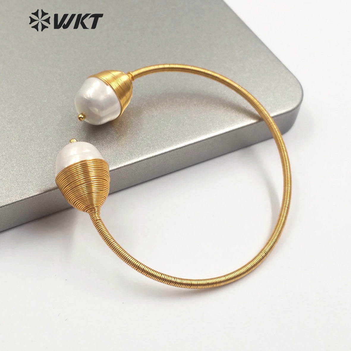 WT-B509 New Design Handmade Wire Wrapped Shell Bangle Gold Baroque Shape Adjustable Size Shell Pearl Bangle