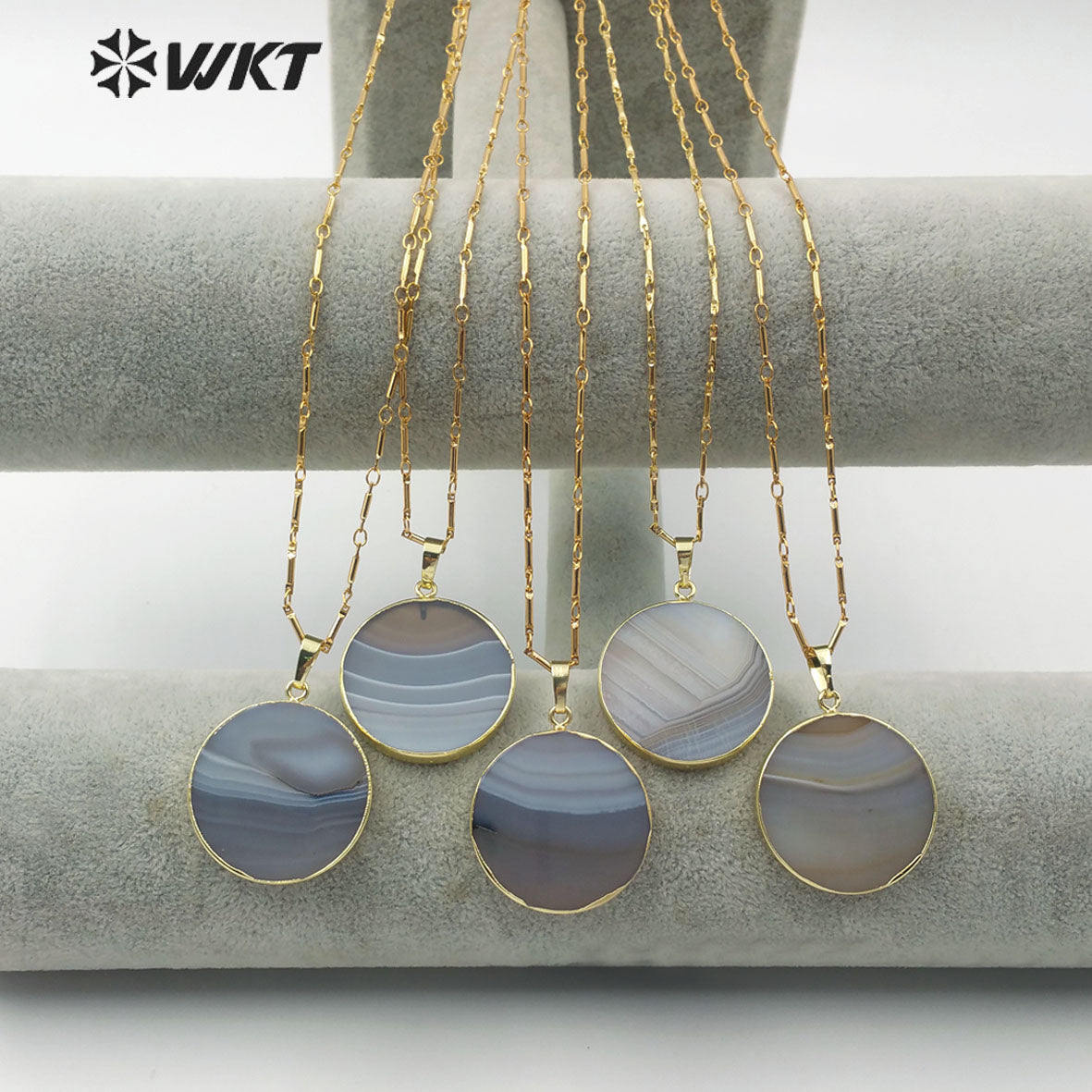 WT-N1150 New Arrival Fashion for Lady Jewelry Round Shape Natural Stone Pendant Natural Color Grey Strip Agate Necklace