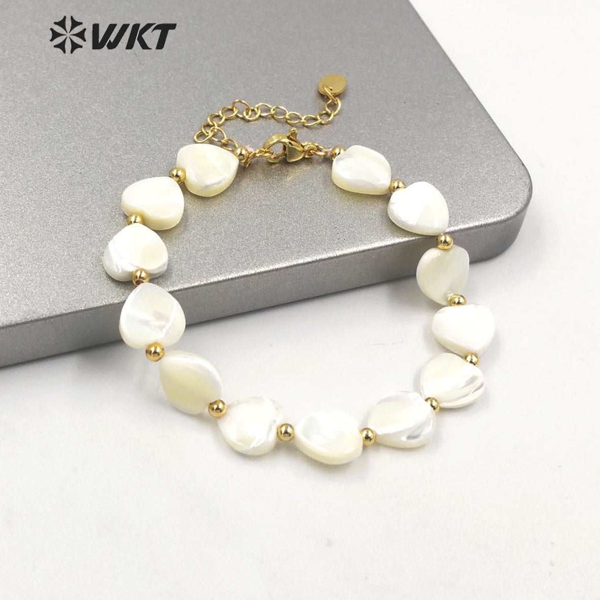 WT-MPB063 Unique Bohemian Vintage White Shell Made Heart Bracelet with Clasp Gold Strand Beads Heart Jewelry Women Bracelets