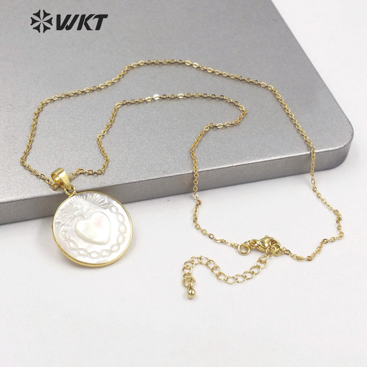 WT-JN181 Women 18k Real Gold Plated Resist Tarnishable Religious Mary Saint Heart Necklace Made of Pearl Shell Necklace