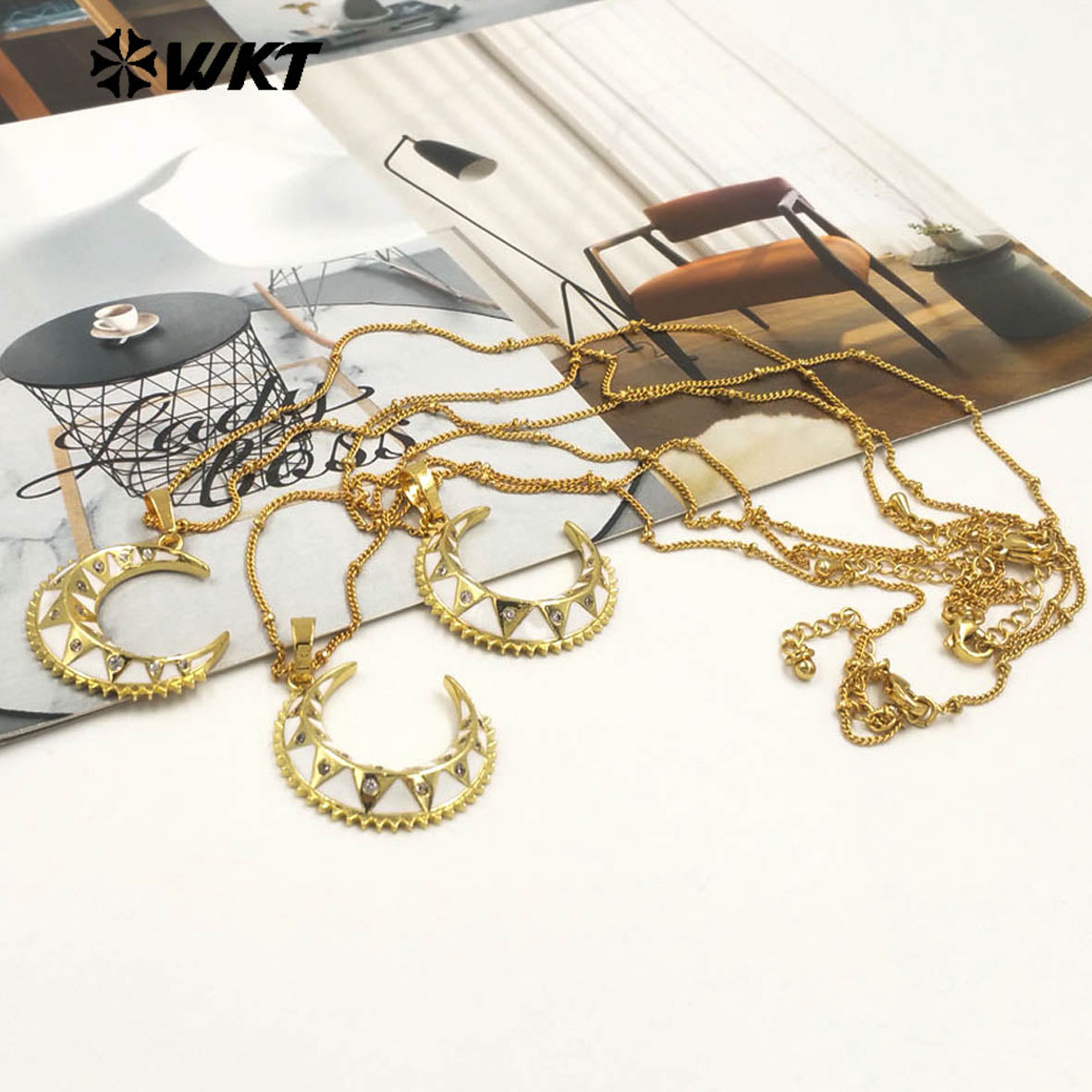 WT-MN1000 the Fashion Rivet Punk Style Gold Plated Cubic Zircon Crescent Moon Pendant Necklace for Gift