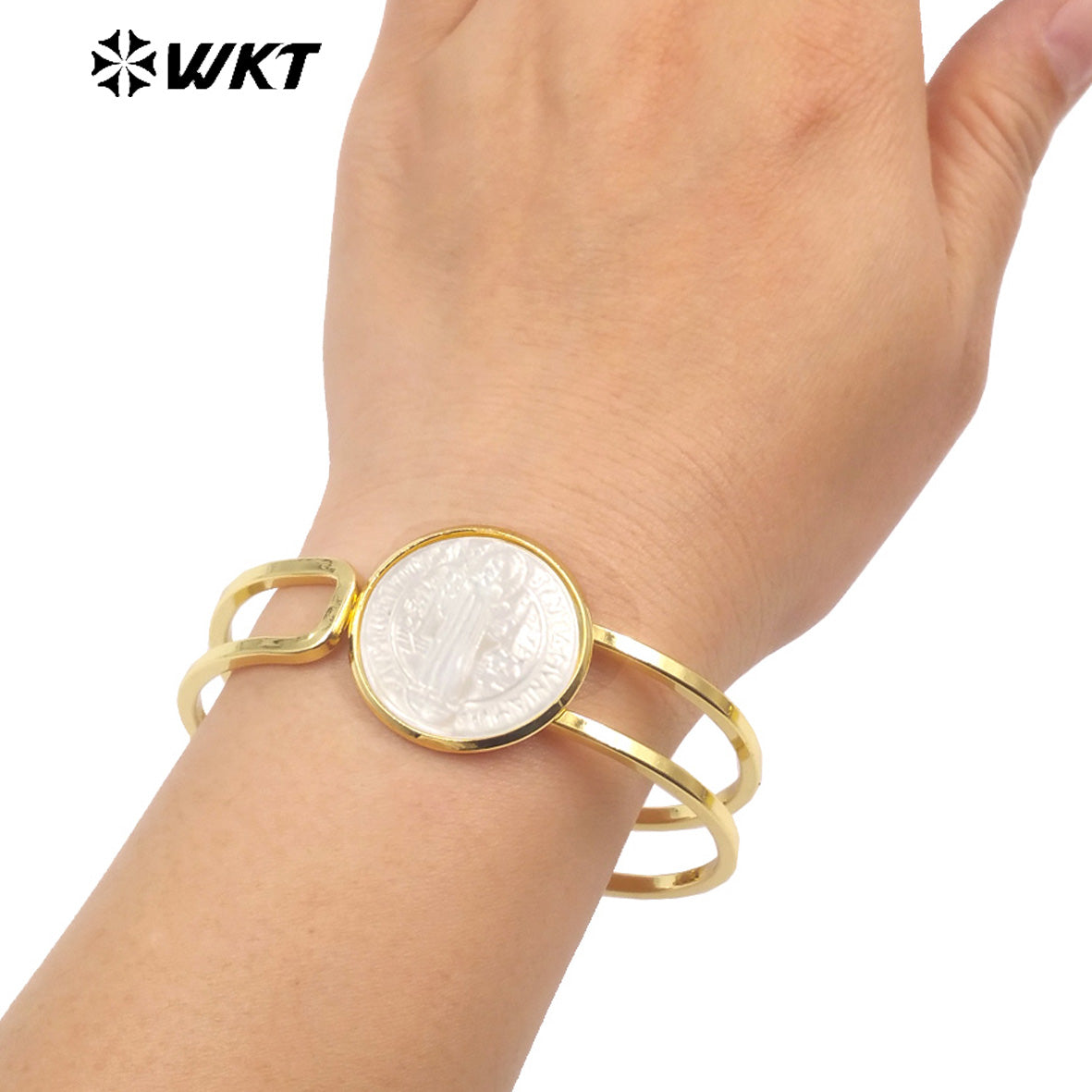 WT-MPB092 Religious Fashion Gold St Benedict Medal 18k Real Gold Resist Tarnishable Cross Natural Shell Cuff Bangle