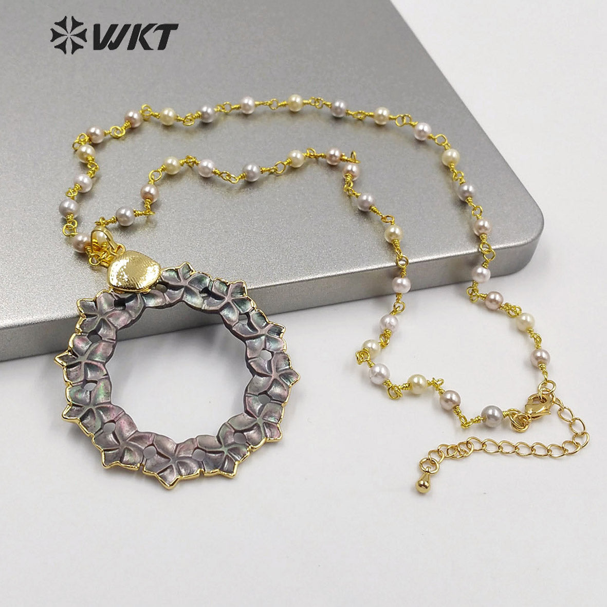 WT-JN118 Hand Carved Flower Shape Shell Pendant With Pearl Beads Necklace Women Fashion Charm Jewelry Natural Shell Necklace