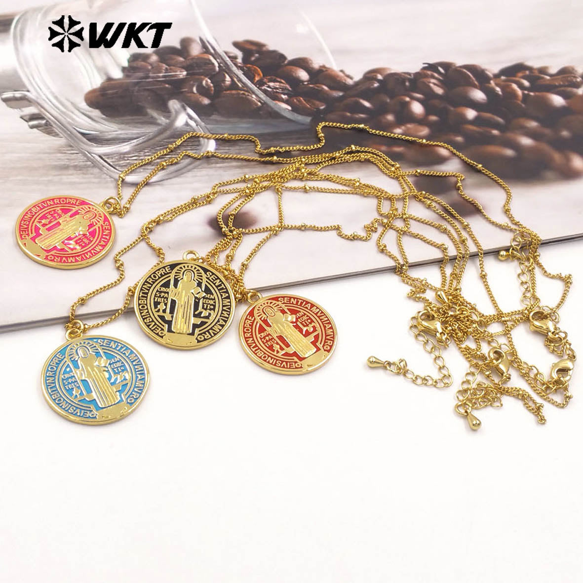 WT-MN992 Wholesale Fashion Gold Plated Round St Benedict Medal Religious Necklace in Drop Oil Craft