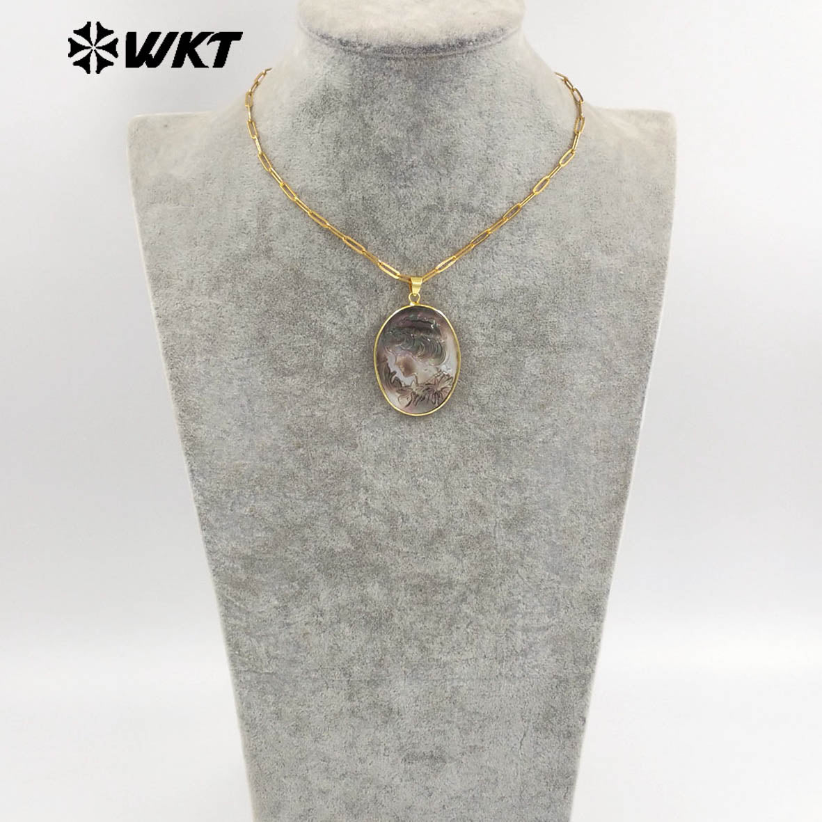 WT-JN338 Popular Sales Natural Shell Gold Plated Round Hand Carved Beauty Heads Pendant Necklace For Friends Birthday Gift
