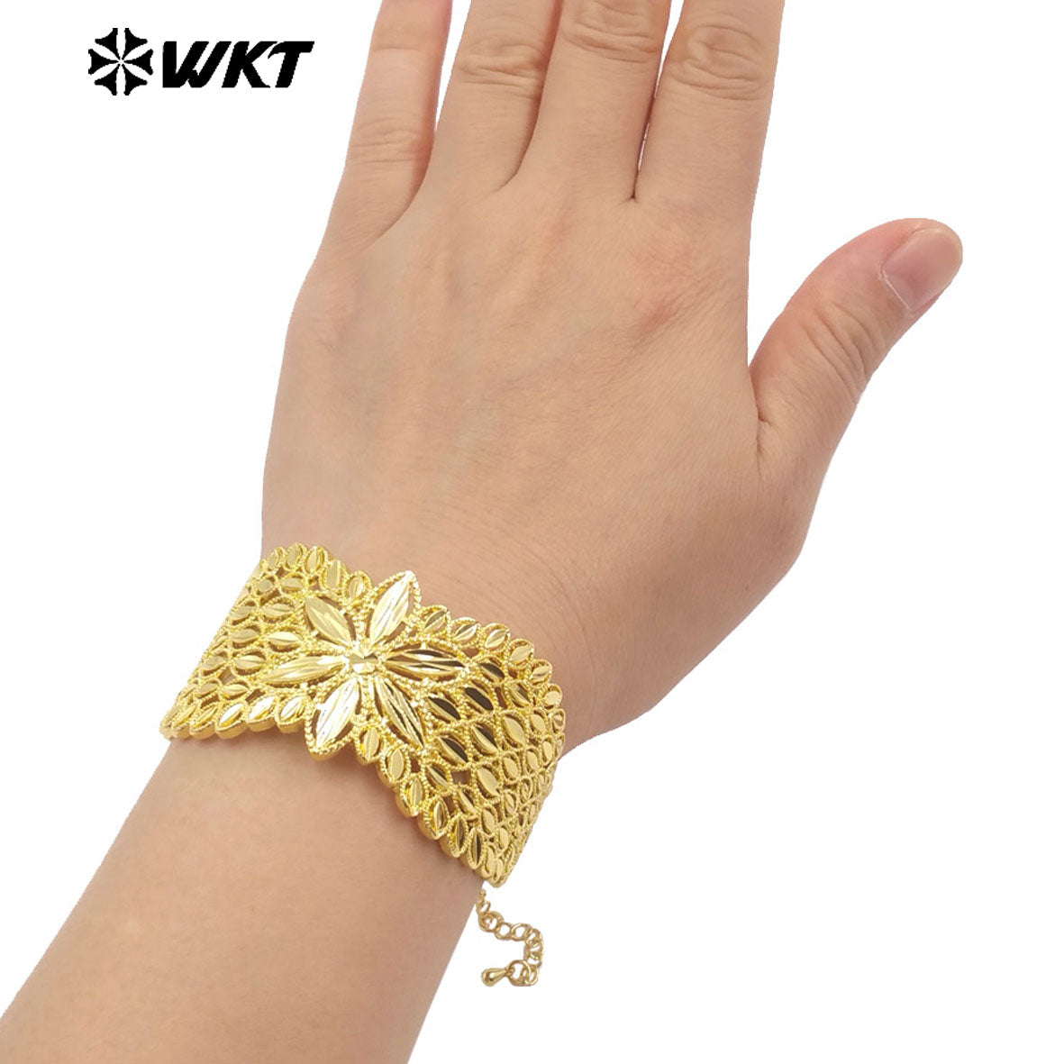 WT-B676 New Stock Arrival 18K Gold Plated Natural Brass Delicate Flower Wide Adjustable Bracelet for Women As Anniversary Gift