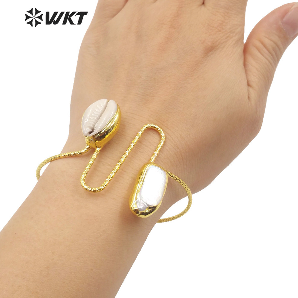 WT-MPB043 WKT 2022 Gorgeous Handmade Gold Fresh Pearl Shell Bangle Gold Plated Women Natural Cowrie Pearl Bangle