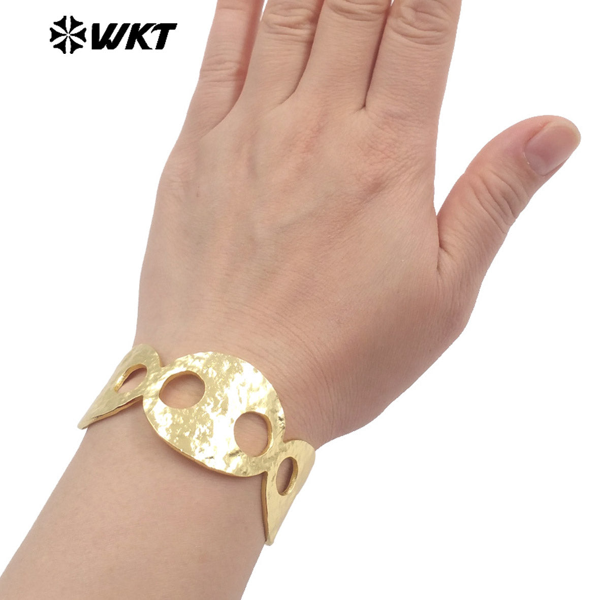 WT-B697 Gorgeous Trendy Popular 18K Gold Plated Pig Nose Shape Open Cuff Metal Bangle in Adjustable