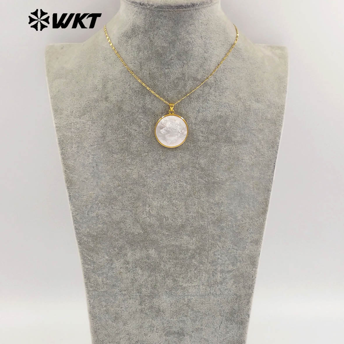 WT-JN352 High Quality Gold Plated Thin Chain With Round MOP Shell Hand Carved Wolf Pattern Pendant Necklace As Daily Jewelry