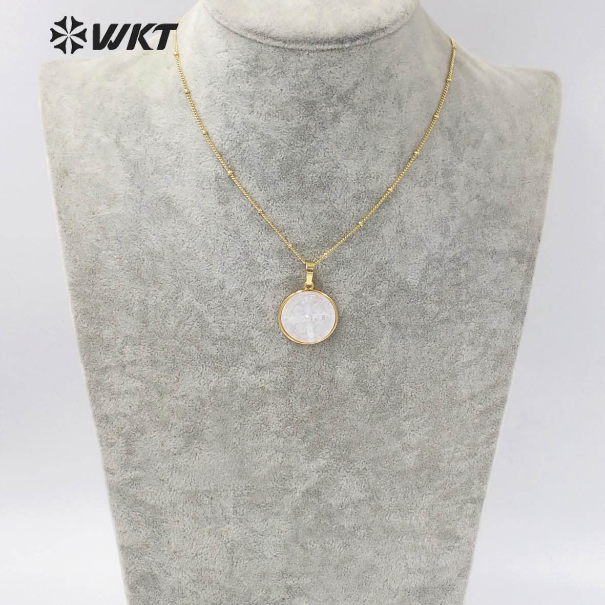 WT-JN127 Wholesale 22mm Round Mother of Pearl Christian Jesus Cross Necklace Women Fashion White Shell Religious Necklace