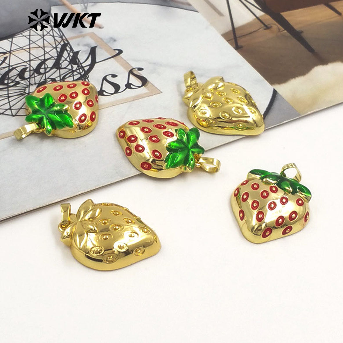 JFE154 Newest Fashion Yellow Brass With Drop Oil Full Gold Plated Pendant Strawberry Shape For Jewelry Decoration Finding