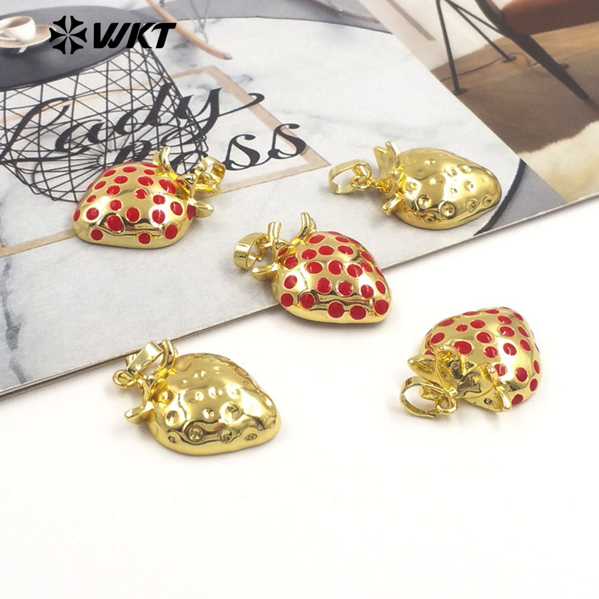 WT-JFE149 Fruit Series Strawberry Pendant Yellow Brass With Drop Oil Full Gold Plated for Jewelry Making Accessories Wholesale